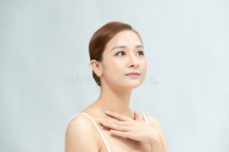 Vacker ung asiatisk kvinna som visar klar och färsk naturlig hudmakeup royaltyfri foto