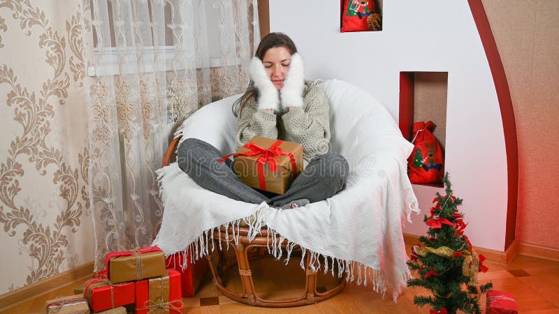 Vacker ung kvinna hemma med julklapp. vintersemesterkoncept. högkvalitativ bild