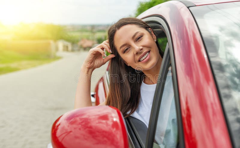 Vacker ung kvinna som kör bil. attraktiv brunett i bilen.