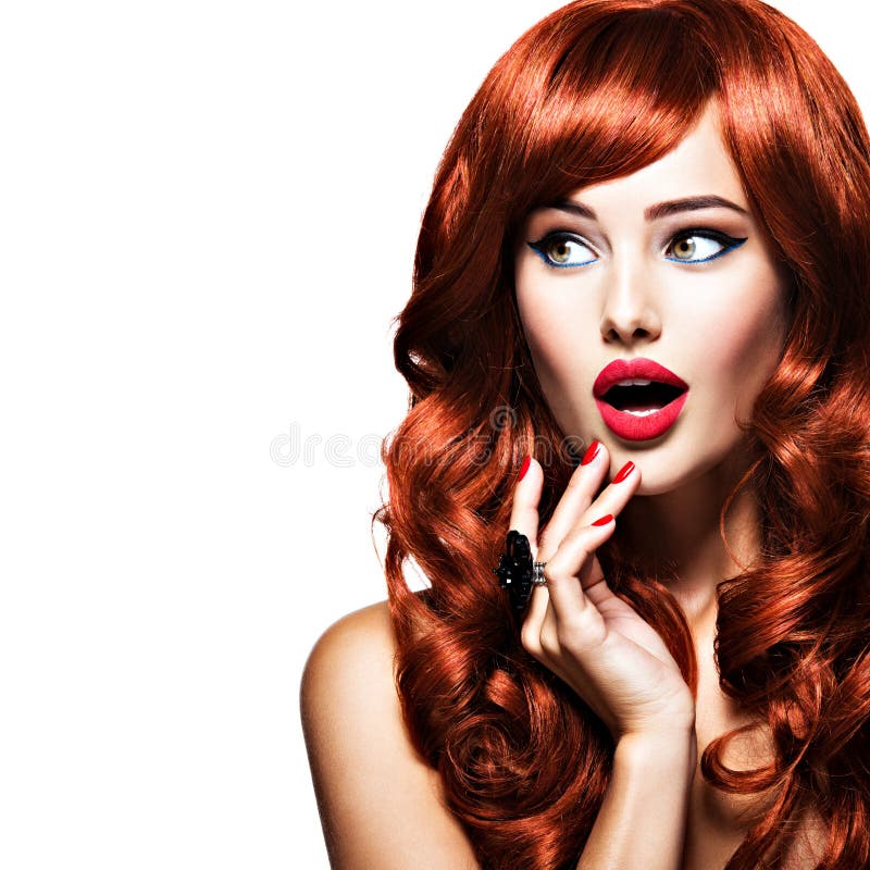 Vacker överraskad ung kvinna, väldigt fantastisk blickar. röd frisyr