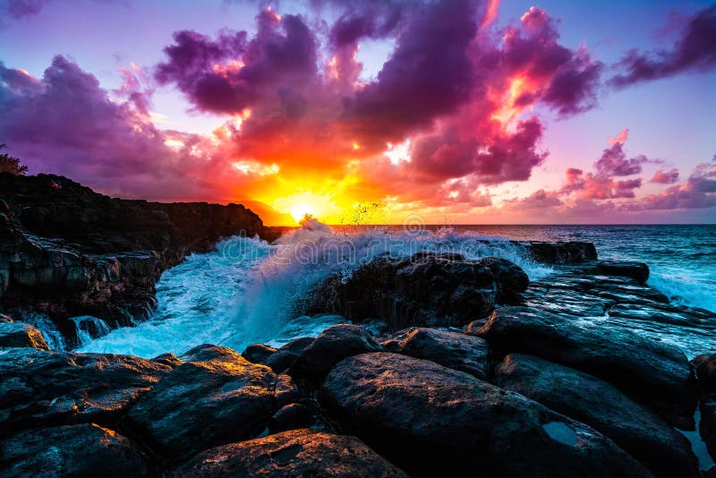 Vackerlig miljö av bergarter vid havet vid havsbad kauai hawaii vid solnedgången royaltyfria bilder