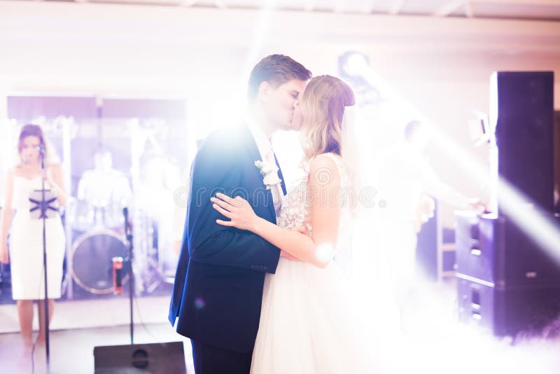 Ett vackert brudpar, nyligen gifta, dansar sin första dans royaltyfri bild
