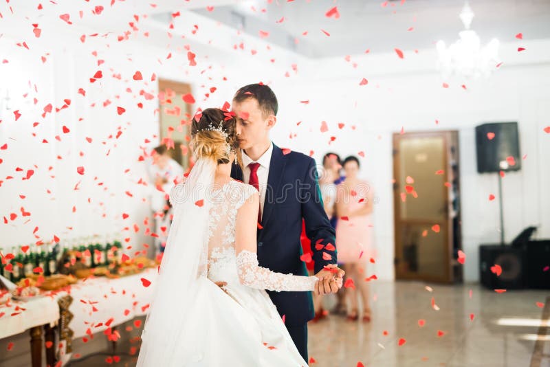 Vackert brudpar, nyligen gifta, dansar sin första dans royaltyfria foton