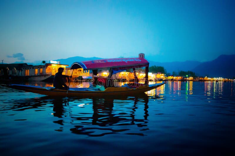 Vackert Kashmir Indiens semesterbåt i Shikara royaltyfri fotografi Vackert Kashmir Indiens semesterbåt i Shikara royaltyfri fotografi