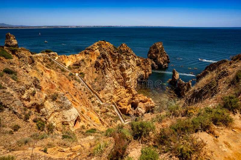 Vackert utseende på klippor och klippor. vykort från Ponta da Piedade Portugal Algarve royaltyfria foton