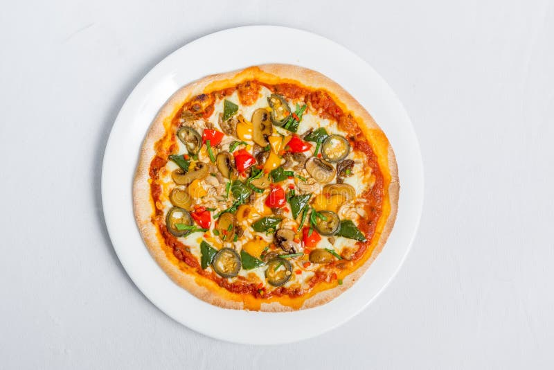 Vackig färsk champinjon jalapeno pizza på vit platta, isolerad vit bakgrund. arkivbild