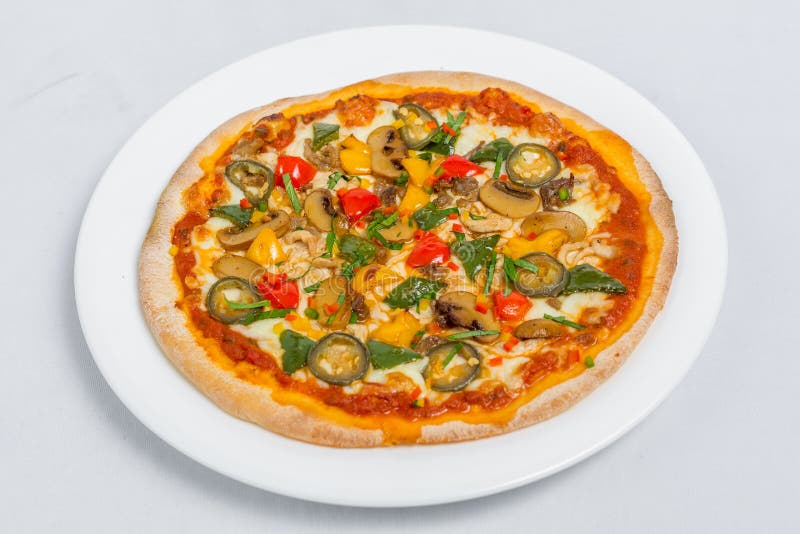 Vackig färsk champinjon jalapeno pizza på vit platta, isolerad vit bakgrund. royaltyfria foton