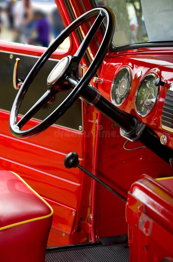Vackra antique American Red Truck Metallic Interior fotografering för bildbyråer Vackra antique American Red Truck Metallic Interior fotografering för bildbyråer