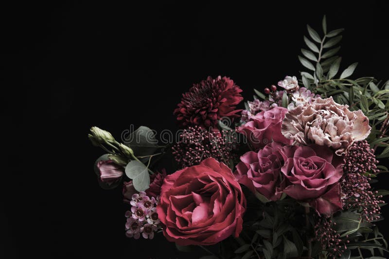 Vackra blommor på svart bakgrund Konstruktion med Florens-kort med mörk årgång royaltyfri fotografi