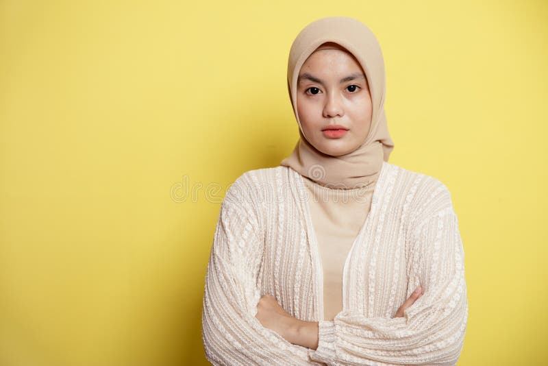 Vackra hijab-kvinnor korsade vapnen och tittade på kameran arkivfoton