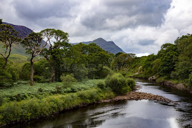 Vackra högvinkelskott av floden Erriff i bergen av Country Mayo i Irland arkivfoton Vackra högvinkelskott av floden Erriff i bergen av Country Mayo i Irland arkivfoton