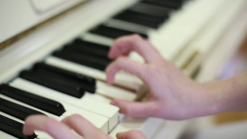 Vackra, långtråkiga händer som spelar en flicka lager videofilmer