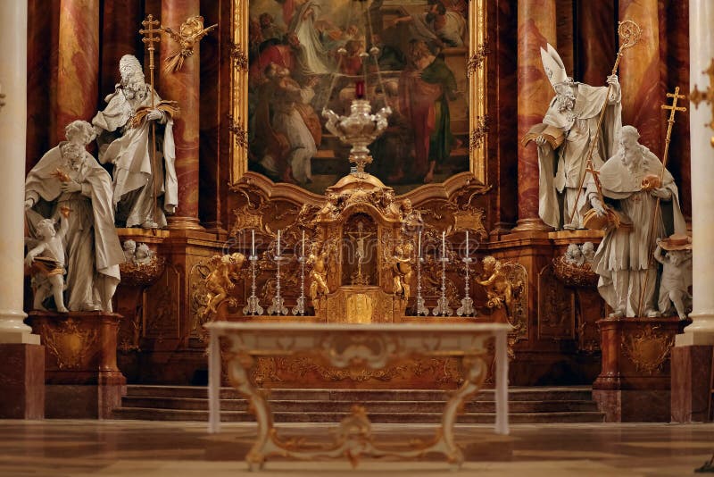 Vackra, monumentala visioner inom den katolska kyrkan, mässande syn royaltyfri bild