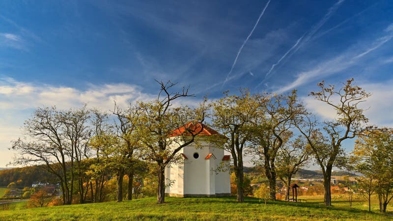 Vackra små chapel med träd och höstlandskap Moravske Kninice - Chapel of st Cyril and Methodius royaltyfri foto Vackra små chapel med träd och höstlandskap Moravske Kninice - Chapel of st Cyril and Methodius royaltyfri foto