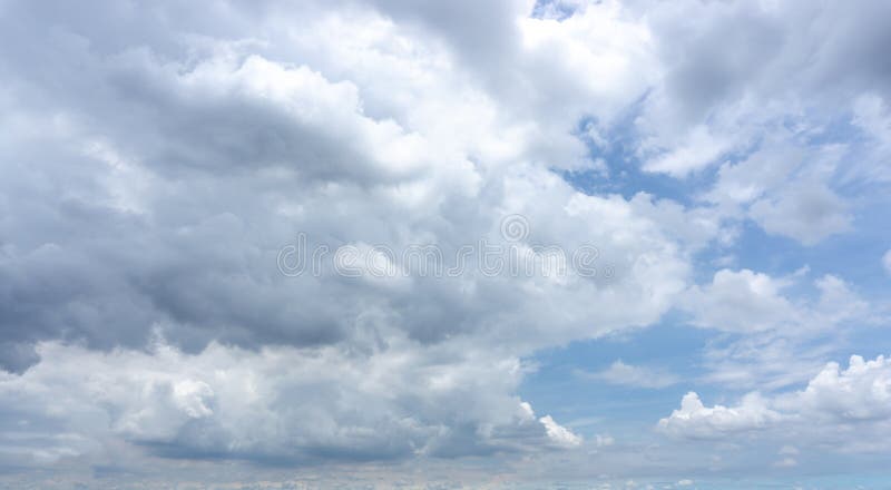Vackra vita fluffriga moln på en levande blå himmel som känner som regnmoln arkivfoton