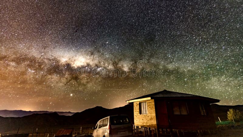 Vacuna, Chile - 2019-07-02 - Timelapse - Milky Way rotates over cabin as the sun rises