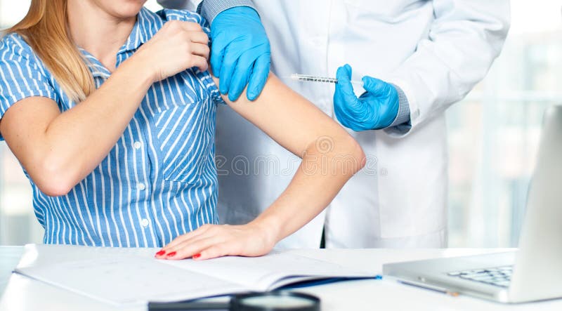 vacunación Vacuna contra la gripe Cuide la inyección de la vacuna de la gripe al brazo paciente del ` s