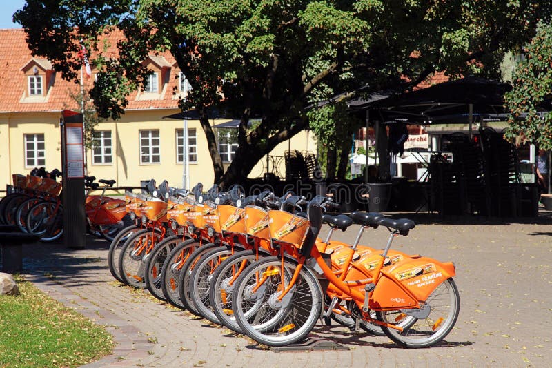 Vada in bicicletta nel punto della bicicletta automatica Cyclocity locativo in vecchio a immagine stock Vada in bicicletta nel punto della bicicletta automatica Cyclocity locativo in vecchio a immagine stock