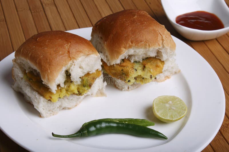 Vada Pav - un bocado maharashtrian fotos de archivo Vada Pav - un bocado maharashtrian fotos de archivo