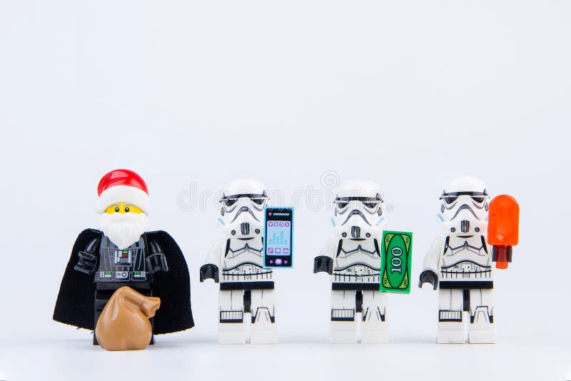 Vader darth Lego одетое как Санта Клаус давая подарки к stormtrooper Звездных войн Lego стоковое изображение Vader darth Lego одетое как Санта Клаус давая подарки к stormtrooper Звездных войн Lego стоковое изображение