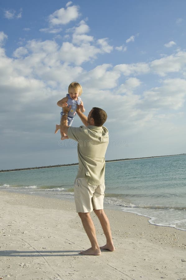 Vader en dochter bij strand