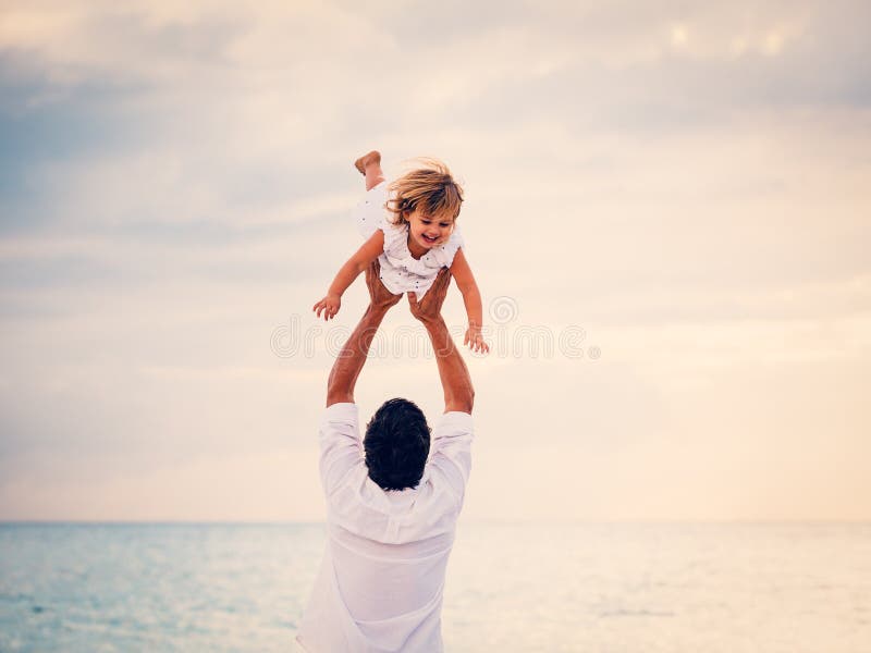Vader en Dochter het Spelen samen bij het Strand bij Zonsondergang