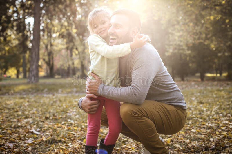 Vader en dochter delen liefde samen stock afbeeldingen