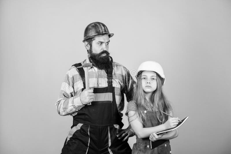 Vader en dochterbouwvakkerhelm eenvormig het vernieuwen huis Het huisverbetering activiteit Jong geitjemeisje planningsvernieuwin royalty-vrije stock foto Vader en dochterbouwvakkerhelm eenvormig het vernieuwen huis Het huisverbetering activiteit Jong geitjemeisje planningsvernieuwin royalty-vrije stock foto