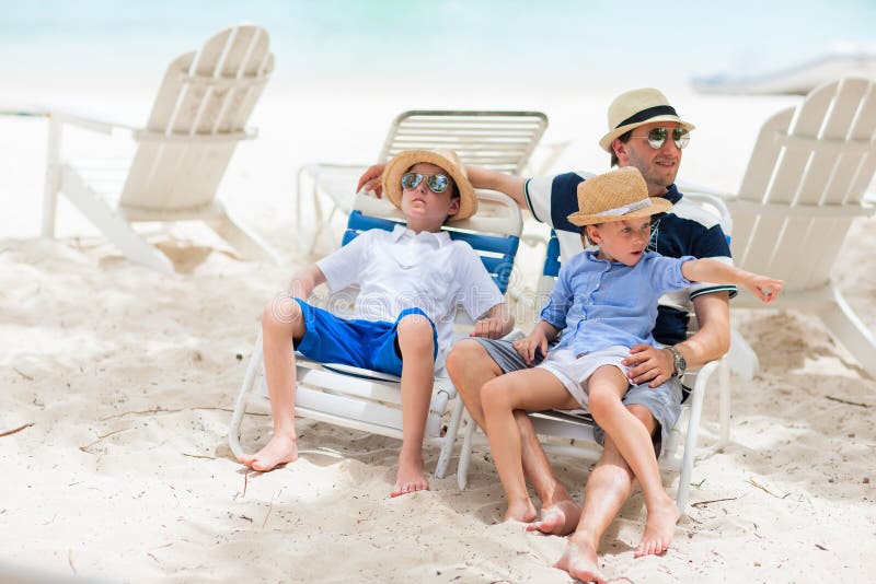Vader en jonge geitjes op vakantie stock afbeelding Vader en jonge geitjes op vakantie stock afbeelding
