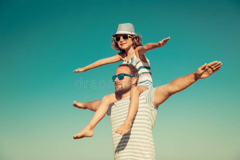 Vader en kind die pret op het strand hebben royalty-vrije stock afbeelding Vader en kind die pret op het strand hebben royalty-vrije stock afbeelding