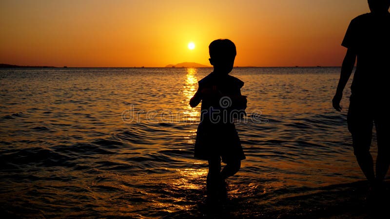 Vader en kind het spelen op het strand in de zonsondergangtijd Concept familie stock foto's Vader en kind het spelen op het strand in de zonsondergangtijd Concept familie stock foto's