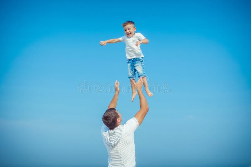 Vader en zijn zoon die pret hebben royalty-vrije stock fotografie Vader en zijn zoon die pret hebben royalty-vrije stock fotografie