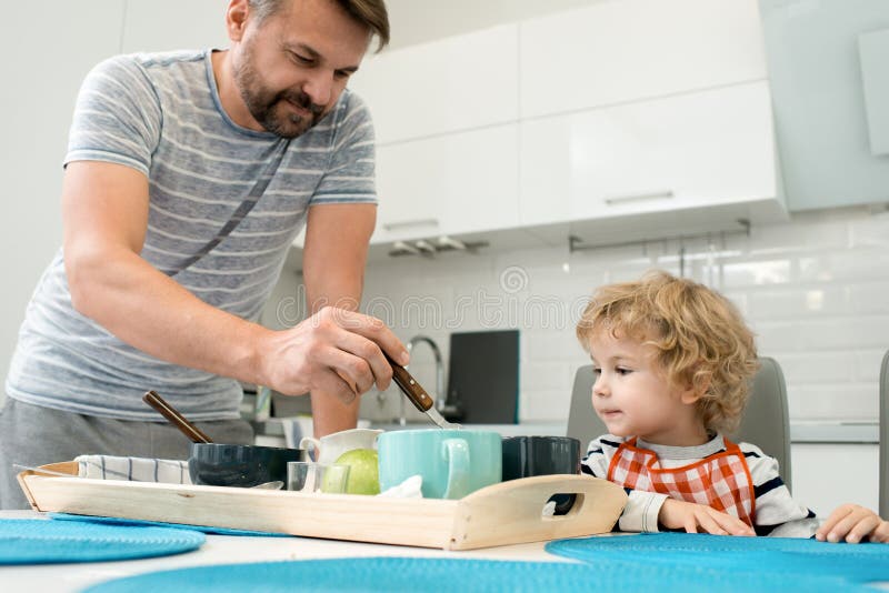 Vader en Zoon bij Ontbijt royalty-vrije stock afbeelding Vader en Zoon bij Ontbijt royalty-vrije stock afbeelding