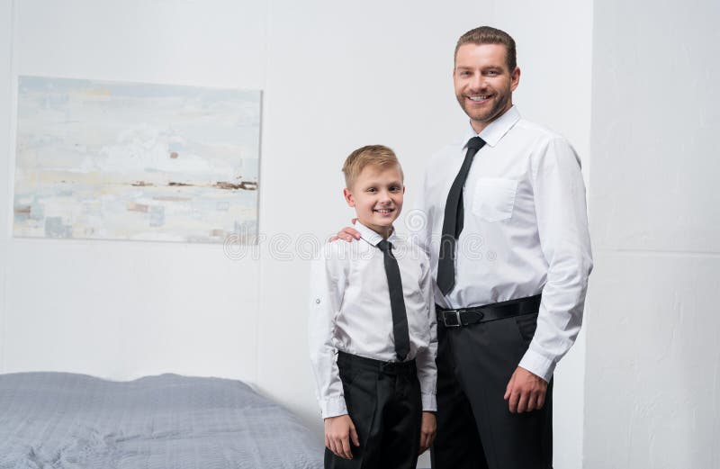 Vader en zoon in formele slijtage royalty-vrije stock foto Vader en zoon in formele slijtage royalty-vrije stock foto