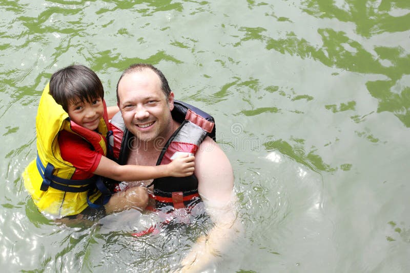Vader en zoon in het water royalty-vrije stock afbeelding Vader en zoon in het water royalty-vrije stock afbeelding