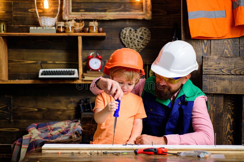 Kind Met Schroevendraaier. Jongen Die Een Schroevendraaier Gebruikt. Concept Van Vroege Kinderopvang. Stock Foto Image of leren, jongen: 193003064