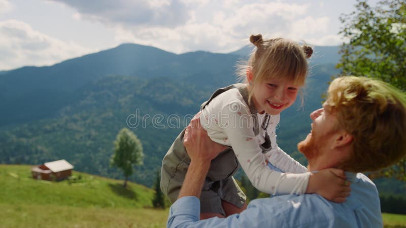 Vader haalt dochter op in de bergradvallei.. man omringt schattig meisje.