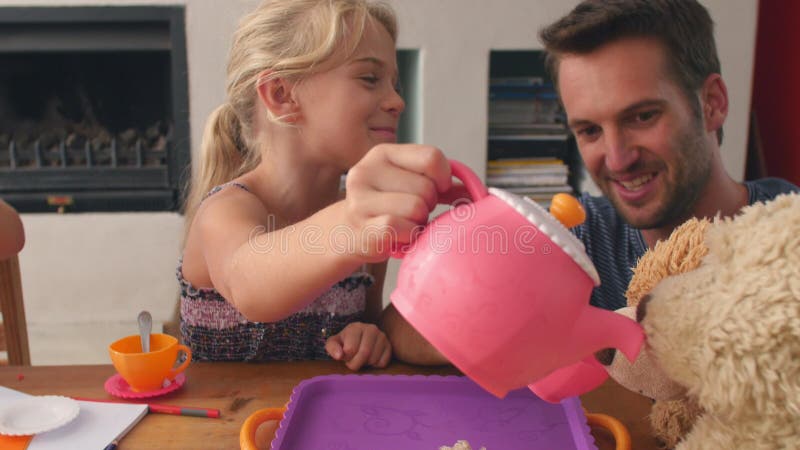 Vader Having Tea Party met Kinderen en Speelgoed in Slaapkamer stock video Vader Having Tea Party met Kinderen en Speelgoed in Slaapkamer stock video