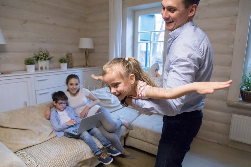 Vader het spelen met dochter op weekend thuis royalty-vrije stock foto Vader het spelen met dochter op weekend thuis royalty-vrije stock foto