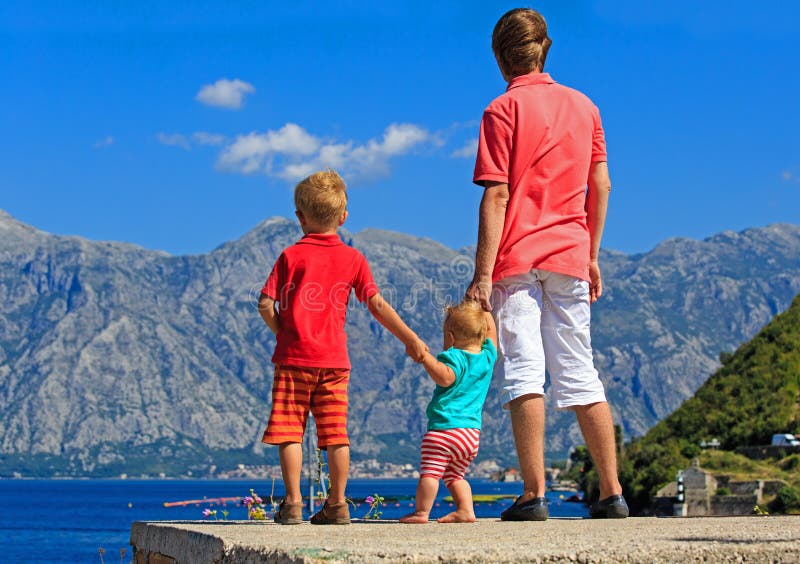 Vader met jonge geitjes op vakantie in bergen stock afbeelding Vader met jonge geitjes op vakantie in bergen stock afbeelding