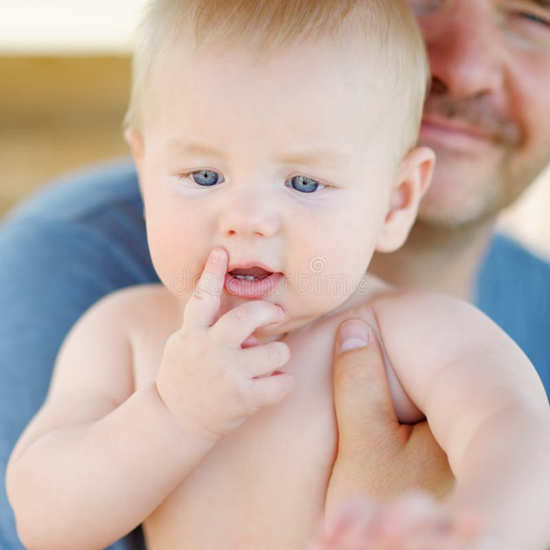 Vader met zijn kleine babyjongen stock foto Vader met zijn kleine babyjongen stock foto