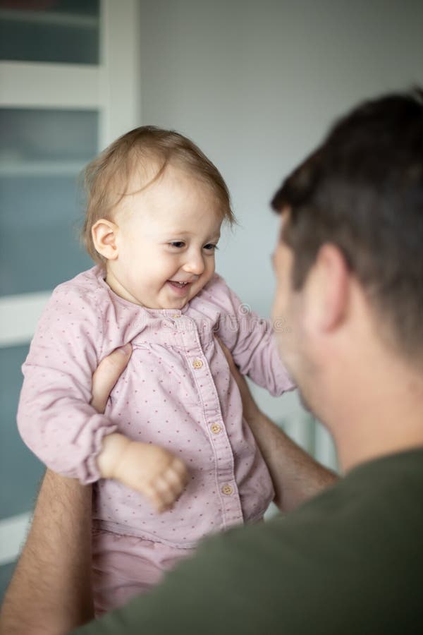 Vader speelt thuis met zijn baby meisje Gezin, vaderschap royalty-vrije stock afbeelding Vader speelt thuis met zijn baby meisje Gezin, vaderschap royalty-vrije stock afbeelding