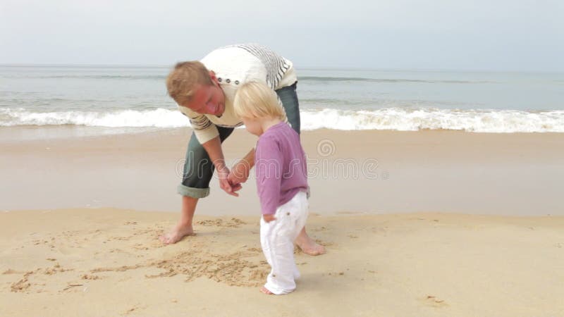 Vader And Young Daughter bij de Beelden van de Strandtekening in Zand