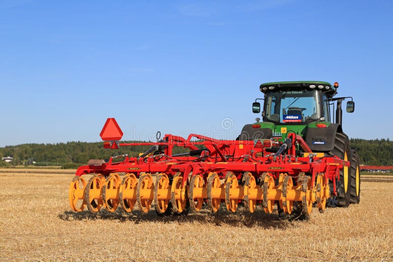Vaderstad opus 400 kultywator i John Deere ciągnik na polu zdjęcia royalty free Vaderstad opus 400 kultywator i John Deere ciągnik na polu zdjęcia royalty free