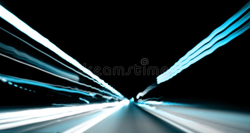 Vage lichten van auto's 's nachts, vastgelegd op straat stock afbeelding