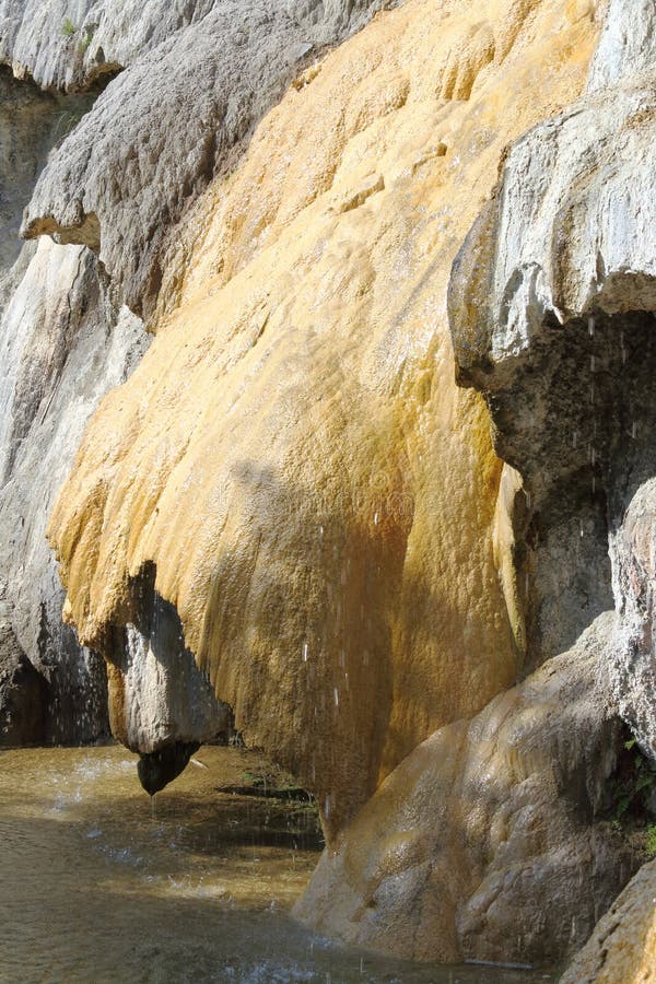 Vagga bildande av den förstenade springbrunnen av Réotier, franska Hautes-Alpes arkivfoto Vagga bildande av den förstenade springbrunnen av Réotier, franska Hautes-Alpes arkivfoto