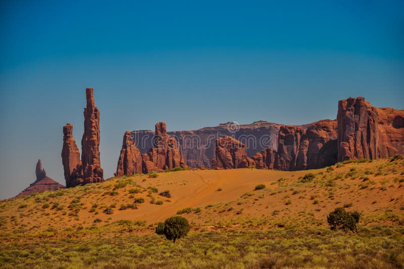Vagga bildande som kallas totempålen och Yei Bi Chei i den iconic monumentdalen, Arizona royaltyfri bild Vagga bildande som kallas totempålen och Yei Bi Chei i den iconic monumentdalen, Arizona royaltyfri bild