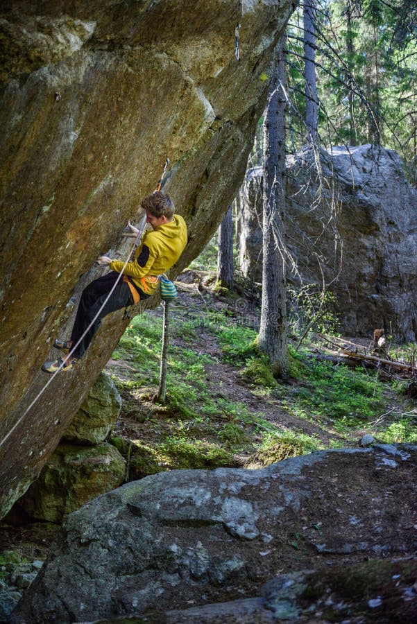 Vagga klättraren som stiger en utmanande klippa Extrem sportclimbi arkivfoton Vagga klättraren som stiger en utmanande klippa Extrem sportclimbi arkivfoton