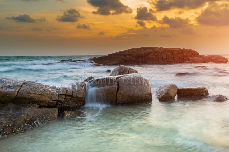 Vagga och havet i f?rgen av solnedg?ngtid royaltyfria bilder Vagga och havet i f?rgen av solnedg?ngtid royaltyfria bilder