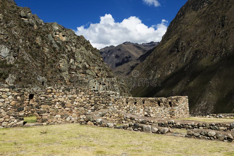 Vagga väggbyggnader längs slinga till Machu Picchu med berg arkivbild Vagga väggbyggnader längs slinga till Machu Picchu med berg arkivbild